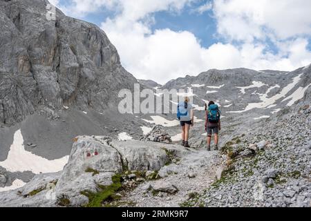 Due escursionisti su un sentiero escursionistico fino a Hochkoenig, Salzburger Land, Austria Foto Stock