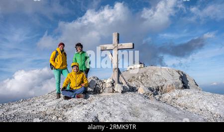Tre escursionisti in cima, Hochkoenig, Salzburger Land, Austria Foto Stock
