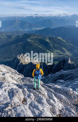 Escursionista che guarda la valle dall'Hochkoenig, Salisburghese, Austria Foto Stock