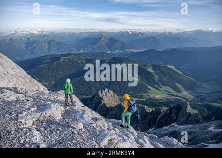 Due escursionisti che guardano la valle dall'Hochkoenig, Salisburghese, Austria Foto Stock