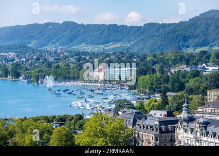 Lago di Zurigo con prato pensione, vista città, centro città, Zurigo, Svizzera Foto Stock