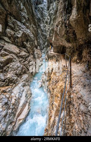 Sentiero escursionistico attraverso l'Hoellentalklamm, vicino a Garmisch-Partenkirchen, Werdenfelser Land, alta Baviera, Baviera, Germania Foto Stock