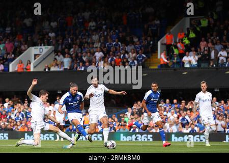 Wes Burns di Ipswich Town tira in porta sotto la pressione di Sam Byram e Pascal Struijk del Leeds United - Ipswich Town contro Leeds United, Sky Bet Championship, Portman Road, Ipswich, Regno Unito - 26 agosto 2023 solo per uso editoriale - si applicano restrizioni DataCo Foto Stock