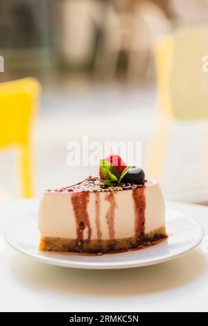 Cheesecake fatta in casa con piatto da dessert di frutti di bosco freschi alla menta Foto Stock