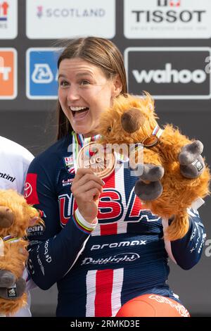 Alise Willoughby USA bmx racer con la sua medaglia di bronzo ai Campionati del mondo di ciclismo UCI 2023 al Glasgow BMX Centre, Glasgow, Scozia, Regno Unito Foto Stock