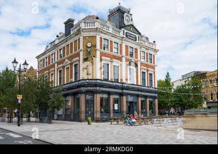 Archway Tavern, uno dei pub più rappresentativi della zona nord di Londra. Navigator Square, Highgate Hill, Archway, Londra, Inghilterra, REGNO UNITO Foto Stock
