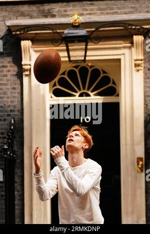 Jake Barraclough lancia una palla di rugby fuori dal 10 di Downing Street, Londra, mentre segna il 200° anniversario della creazione del gioco di rugby correndo i 450 km dalla Rugby School a Parigi, prima della Coppa del mondo di rugby in Francia. Data foto: Martedì 29 agosto 2023. Foto Stock