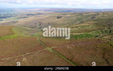 Veduta aerea dei Pennini dall'alto del sentiero Pennine Way a est di Glossop, al Snake Pass Summit e al Devils Dike Foto Stock