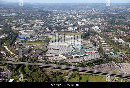 Vista aerea del centro commerciale Meadowhall e della città di Sheffield, vista da est guardando ad ovest attraverso l'autostrada M1 in primo piano Foto Stock