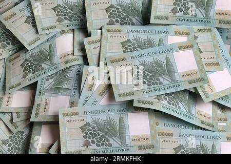 Sterline libanesi, taglio 100.000, che simboleggia la caduta della moneta libanese. Foto Stock