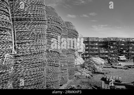 Foto in bianco e nero di Stacks of Crab Traps and Crab Pots nella città artica norvegese di Kirkenes nell'estremo nord-est della Norvegia. 7 maggio 2023 Foto Stock