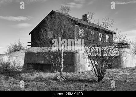 Foto B&W della Casa sul Bunker, costruita sulla cima di Un bunker nazista della seconda guerra mondiale, situato sulla porta Johan Knudtzen, Kirkenes, Norvegia. 7 maggio 2023 Foto Stock