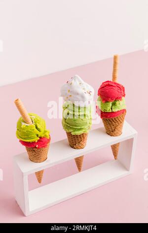 Supporto in plastica con coni gelato colorati Foto Stock