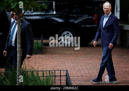 Washington, DC, USA. 27 agosto 2023. Il presidente degli Stati Uniti Joe Biden lascia la Holy Trinity Catholic Church a Washington DC, Stati Uniti, domenica 27 agosto, 2023. credito: Ting Shen/Pool tramite CNP/dpa/Alamy Live News Foto Stock