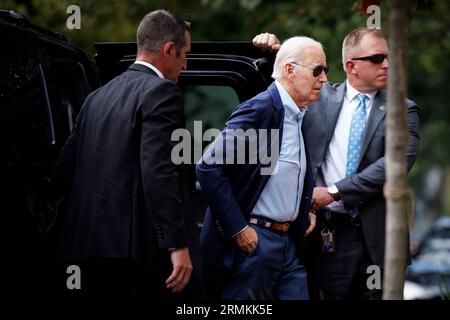 Washington, DC, USA. 27 agosto 2023. Il presidente degli Stati Uniti Joe Biden arriva alla Holy Trinity Catholic Church a Washington DC, negli Stati Uniti, domenica 27 agosto, 2023. credito: Ting Shen/Pool tramite CNP/dpa/Alamy Live News Foto Stock