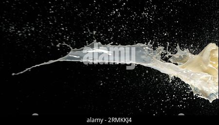 Esplosione del latte su sfondo nero Foto Stock