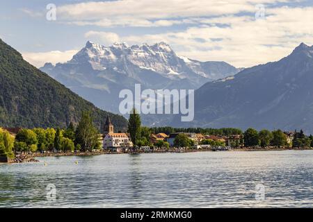 Vista di Villeneuve e della catena montuosa Dents du Midi, Lago di Ginevra, Lac Leman, Svizzera Foto Stock