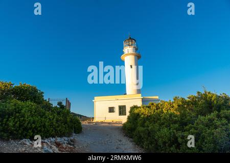 Dettaglio del faro bianco o Capo Ducato Lefkas al tramonto nella zona meridionale dell'isola di Lefkada. Grecia Foto Stock