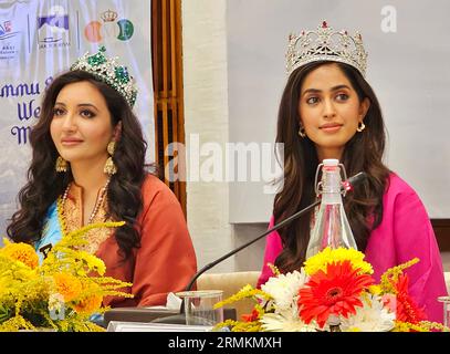 Srinagar, India. 28 agosto 2023. Miss World America Shree Saini, Miss World India Sini Shetty partecipa a una conferenza stampa presso il Kashmir International Convention Centre (KICC) a Srinagar, la capitale estiva del Kashmir indiano, il 28 agosto 2023. Bielawska è in visita di un giorno in Kashmir. La 71a edizione del concorso internazionale di bellezza si terrà in India il 9 dicembre 2023. (Foto di Mubashir Hassan/Pacific Press) credito: Pacific Press Media Production Corp./Alamy Live News Foto Stock