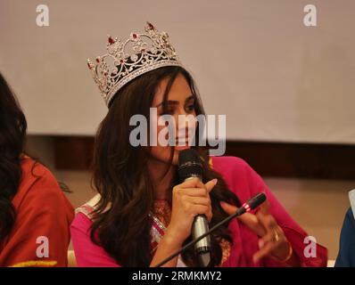 Srinagar, India. 28 agosto 2023. Miss World India Sini Shetty, partecipa a una conferenza stampa presso il Kashmir International Convention Centre (KICC) a Srinagar, la capitale estiva del Kashmir indiano, il 28 agosto 2023. Bielawska è in visita di un giorno in Kashmir. La 71a edizione del concorso internazionale di bellezza si terrà in India il 9 dicembre 2023. (Foto di Mubashir Hassan/Pacific Press) credito: Pacific Press Media Production Corp./Alamy Live News Foto Stock