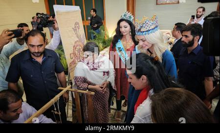 Srinagar, India. 28 agosto 2023. Miss World America Shree Saini, dopo una conferenza stampa al Kashmir International Convention Centre (KICC) a Srinagar, la capitale estiva del Kashmir indiano, il 28 agosto 2023. Bielawska è in visita di un giorno in Kashmir. La 71a edizione del concorso internazionale di bellezza si terrà in India il 9 dicembre 2023. (Foto di Mubashir Hassan/Pacific Press) credito: Pacific Press Media Production Corp./Alamy Live News Foto Stock