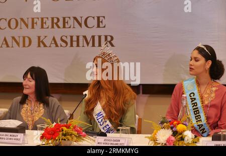 Srinagar, India. 28 agosto 2023. Miss World England Jessica Gagen (C) partecipa a una conferenza stampa con altre regine di bellezza al Kashmir International Convention Centre (KICC) di Srinagar, la capitale estiva del Kashmir indiano, il 28 agosto 2023. Miss mondo in carica è in visita di un giorno in Kashmir. La 71a edizione del concorso internazionale di bellezza si terrà in India il 9 dicembre 2023. (Foto di Mubashir Hassan/Pacific Press) credito: Pacific Press Media Production Corp./Alamy Live News Foto Stock