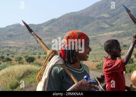 Membro maschile della tribù Gamo il popolo Gamo è un gruppo etnico etiope situato negli altopiani Gamo dell'Etiopia meridionale. Si trovano in altri Foto Stock