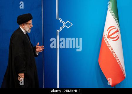 Teheran, Iran. 29 agosto 2023. Il presidente iraniano Ebrahim Raisi arriva per una conferenza stampa a Teheran, Iran, martedì 29 agosto 2023. (Foto di Sobhan Farajvan/Pacific Press) credito: Pacific Press Media Production Corp./Alamy Live News Foto Stock