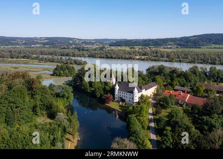 Colpo di drone, castello rinascimentale, Hagenau Castle, Inn, Sankt Peter am Hart, Innviertel, alta Austria, Austria Foto Stock