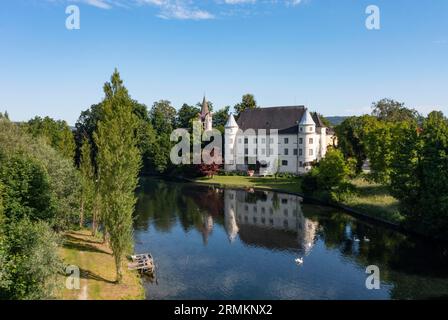 Colpo di drone, castello rinascimentale, castello di Hagenau, estuario di Mattig, Sankt Peter am Hart, Innviertel, alta Austria, Austria Foto Stock
