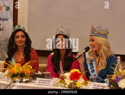 28 agosto 2023, Srinagar, Jammu e Kashmir, India: Miss World Karolina Bielawska (R) partecipa a una conferenza stampa con altre regine di bellezza, tra cui Miss World India Sini Shetty (C) e Miss World America Shree Saini (L), presso il Kashmir International Convention Centre (KICC) a Srinagar, la capitale estiva del Kashmir indiano, il 28 agosto 2023. Bielawska è in visita di un giorno in Kashmir. La 71a edizione del concorso internazionale di bellezza si terrà in India il 9 dicembre 2023. (Immagine di credito: © Mubashir Hassan/Pacific Press via ZUMA Press Wire) SOLO USO EDITORIALE! Non per Commer Foto Stock