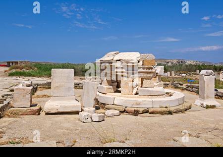 Edificio di consacrazione degli Ermaisti sull'Agorà dei Competalisti un mercato al porto, Delos, Grecia Foto Stock