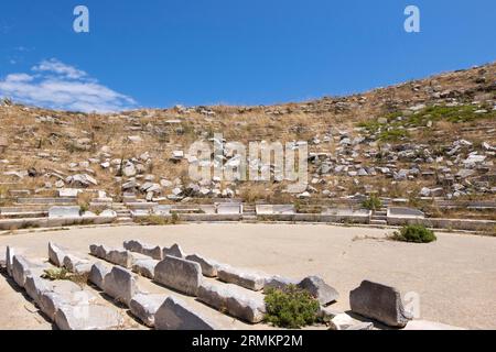 Rovine del teatro nell'antica città di Delo, isola di Delo, Cicladi, Mar Egeo, Grecia Foto Stock