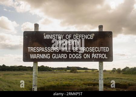 Metal Sign, proprietà del Ministero della difesa, respassers saranno perseguiti, Warning Guard Dogs in pattuglia Foto Stock