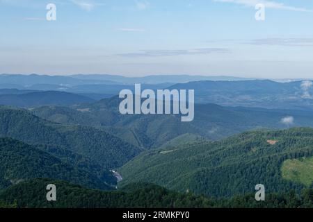 Vista dei monti Apuseni nei Carpazi occidentali dal punto di vista sul DN 75 rumeno vicino a Vartop. Contea di Alba, Transilvania, Romania Foto Stock