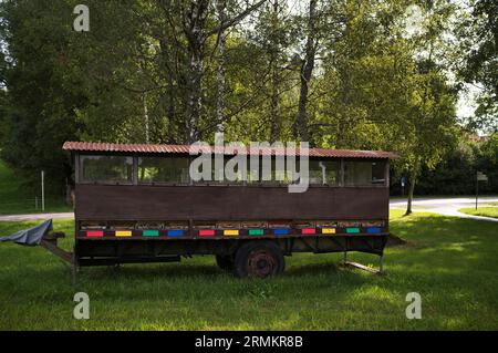 Alveari mobili su rimorchio mobile, villaggio del miele di Seeg, Baviera, Germania Foto Stock