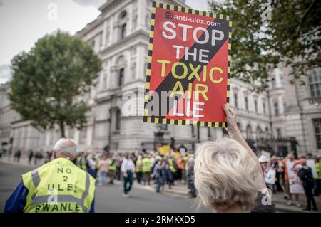 Londra, Regno Unito. 29 agosto 2023. I manifestanti della Stop ULEZ Coalition si riuniscono vicino a Downing Street per manifestare contro lo schema di espansione della zona a bassissima emissione (Ulez) del sindaco di Londra Sadiq Khan, che ora entra in vigore nella grande Londra. Credito: Guy Corbishley Foto Stock