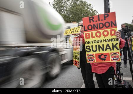 Londra, Regno Unito. 29 agosto 2023. I manifestanti della Stop ULEZ Coalition si riuniscono vicino a Downing Street per manifestare contro lo schema di espansione della zona a bassissima emissione (Ulez) del sindaco di Londra Sadiq Khan, che ora entra in vigore nella grande Londra. Credito: Guy Corbishley Foto Stock