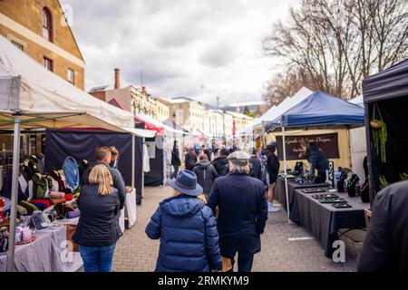 Mercato di campagna del fine settimana in un parco in Australia. Famiglia e gente in un mercato agricolo che vende frutta e verdura Foto Stock