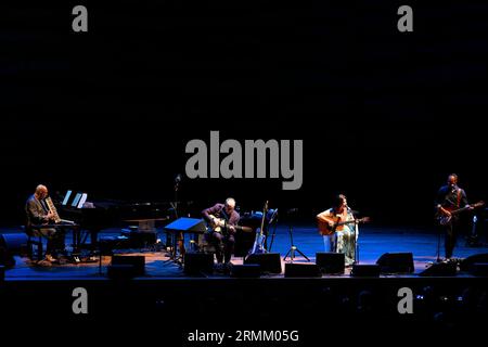 Roma, Italia. 27 agosto 2023. Carmen Consoli ed Elvis Costello durante il concerto dal vivo del 28 agosto 2023 all'Auditorium Parco della musica di Roma. (Foto di Domenico Cippitelli/NurPhoto) credito: NurPhoto SRL/Alamy Live News Foto Stock