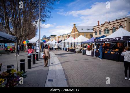 turista al mercato agricolo, al mercato salamanca di hobart, australia Foto Stock