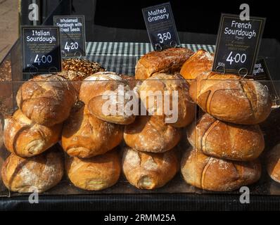 Panini freschi di pane artigianale in vendita presso la bancarella del mercato di strada, panetteria BrownBread, Woodbridge, Sufffolk, Inghilterra, REGNO UNITO Foto Stock