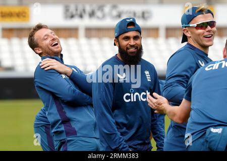 L'inglese Jos Buttler (a sinistra) e Adil Rashid (al centro) durante una sessione di reti al Seat Unique Riverside, County Durham. Data foto: Martedì 29 agosto 2023. Foto Stock