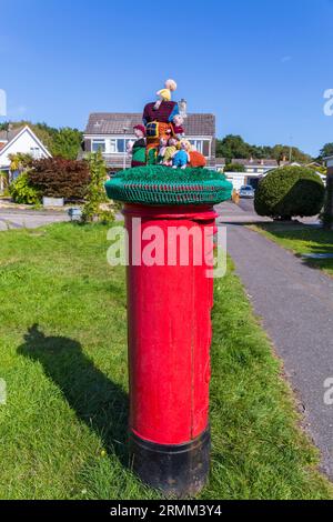 Vecchia donna che viveva in una scarpa da cartolina a Poole, nel Dorset, Regno Unito - ciotola per posta, topper per cassetta per lettere, bombardamento di filati, bomba per filati Foto Stock