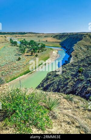 fiume musselshell che scorre attraverso la prateria vicino mosby, montana Foto Stock