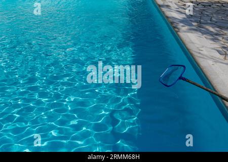 Pulizia del filtro a rete di clorazione per la pulizia dell'acqua della piscina Croazia Foto Stock