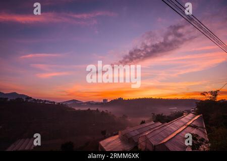 Alba di da Lat con nuvole che diventano rosa mentre il sole si prepara a sorgere, splendido paesaggio di da Lat, splendida scena del Vietnam Foto Stock