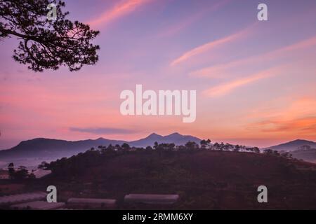 Alba di da Lat con nuvole che diventano rosa mentre il sole si prepara a sorgere, splendido paesaggio di da Lat, splendida scena del Vietnam Foto Stock