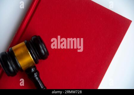 Vista dall'alto del libro rosso con copertina vuota con martelletto. Copia spazio. Foto Stock