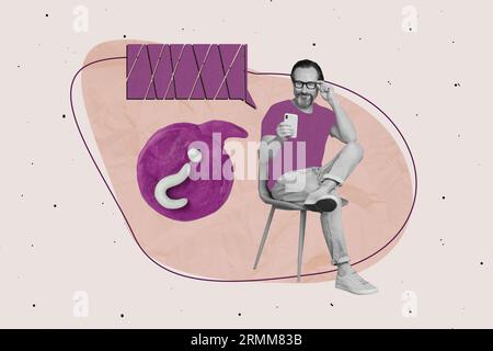 Fumetti creativi immagini collage di anziani comunicare con i clienti punto interrogativo lettura gadget dialogo isolato su sfondo beige Foto Stock